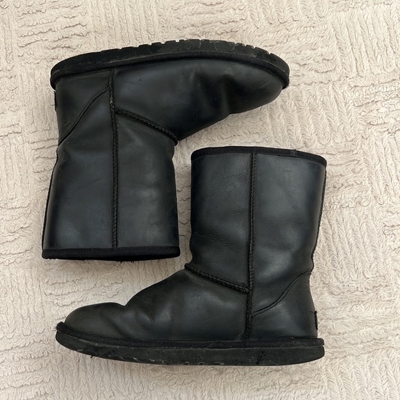 UGG Australia Women's Classic Short Boots, black leather, size 8 - Picture 2 of 16